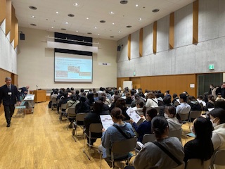 小中学校の保護者と学校関係者が話を聞いている様子