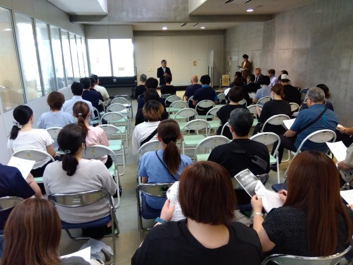取手市地域クラブ活動推進協会総会で、石塚教育長があいさつをしています。
