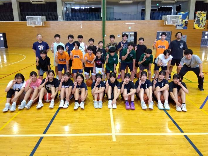 バスケットボールスクールに参加した生徒とコーチ32名が集合しました。