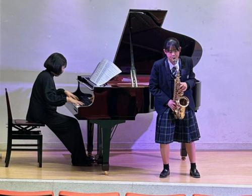 ピアノの伴奏をしている顧問の先生とのリハーサルの様子です。