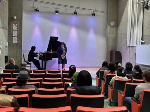 コンサート本番でアルトサックスを吹いているところです。