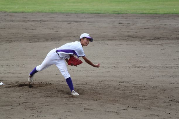 野球ピッチャー。マウンド上でボールをなげたところの写真。