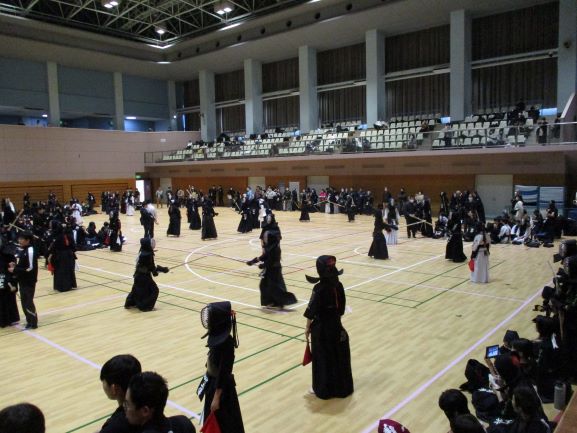 冬季取手市近隣剣道交流大会の様子、たくさんの小中学生が参加しています。