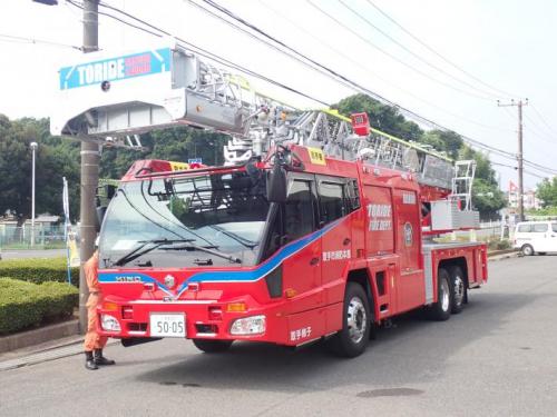 消防自動車(はしご車)を正面斜め横から撮影した写真