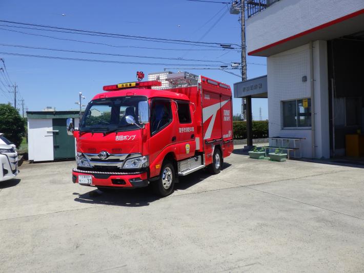消防ポンプ車を斜め前から見た写真