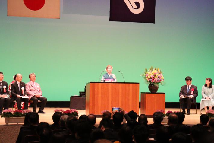 「はたちのつどい」にて壇上に立ち文章を読み上げている画像
