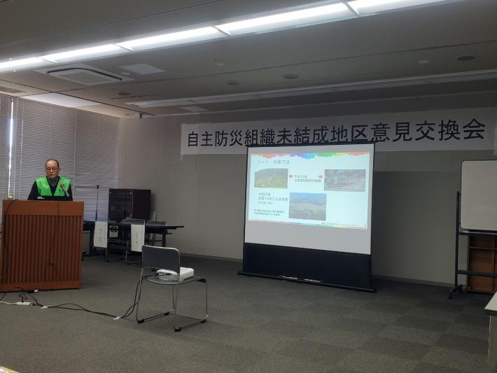 川上会長がパワーポイントに沿って話をしている様子