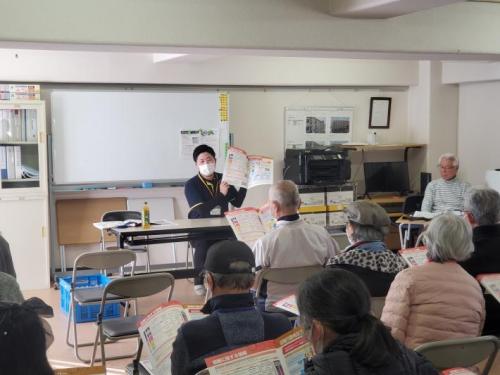 藤代スカイハイツ住民に総合防災マップについて講演している様子