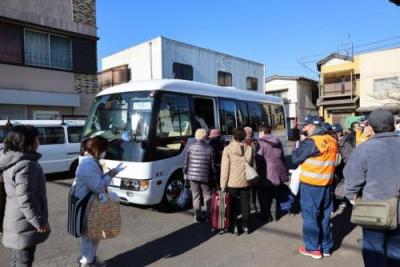 バスに避難者が乗車している