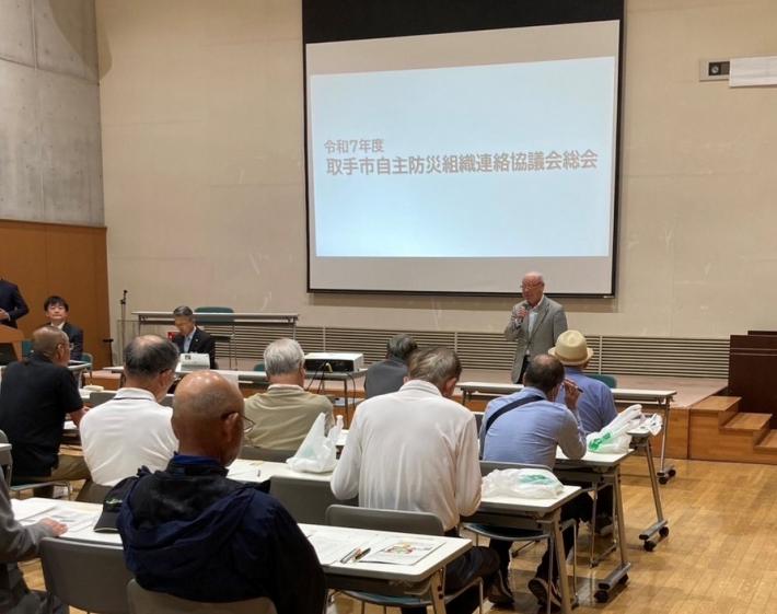 新会長が挨拶している様子