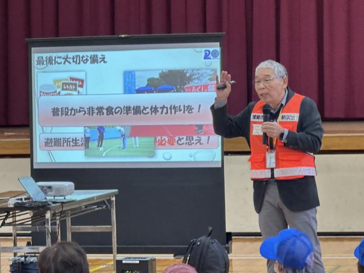 吉川氏による防災講演を行っている様子