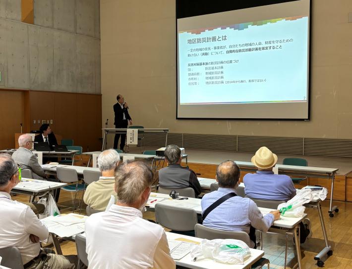 桜が丘自主防災会の川上会長が講演している様子