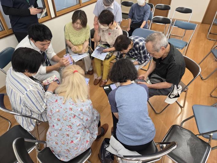 安全安心対策課職員がスマホについて個別に相談を受けている様子