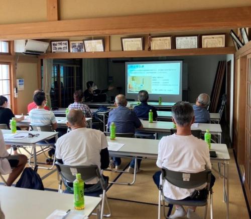 桑原地区住民に向けて講演をしている様子