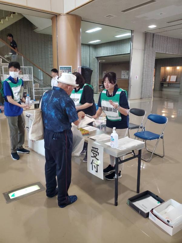 避難者の受付を行っている様子