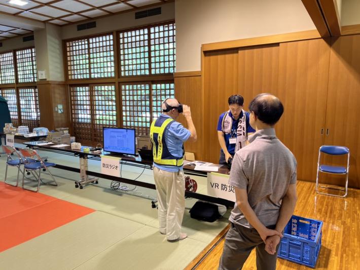 訓練参加者が災害体験用VRを視聴している様子。
