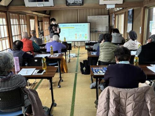 備蓄品について説明している様子