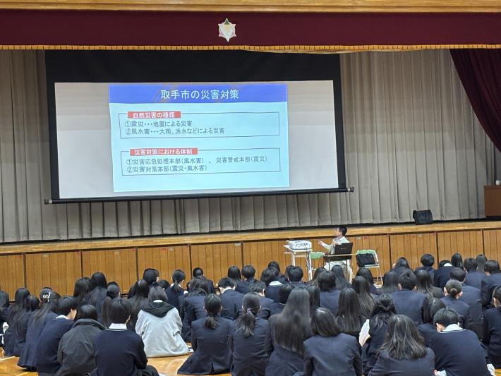 ハザードマップの解説をしている様子