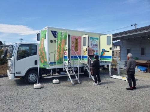 新取手自主防災会主催の出前講座で災害用トイレトラックを展示している様子