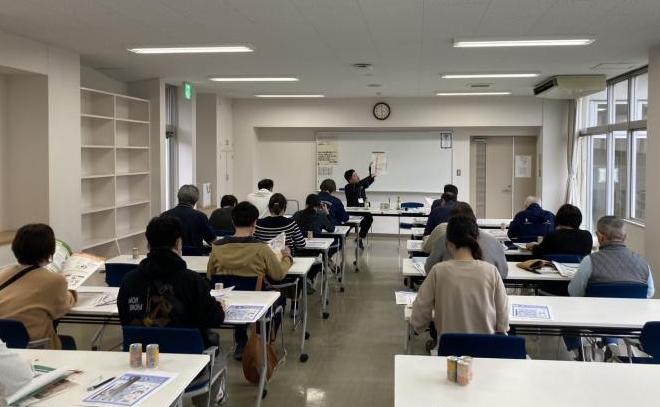 仲町町内会のかたたちにハザードマップについて説明している様子