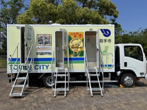 MLB主催イベント「PLAYBALL」において、トイレトラックを展開した写真（運転席側アングル）