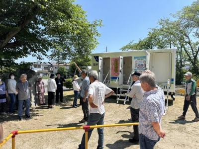 前土井地区防災訓練においてトイレトラックを展開し、機能の説明をしている写真