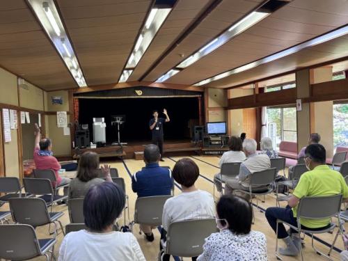 安全安心対策課職員が避難所の現状について説明している様子