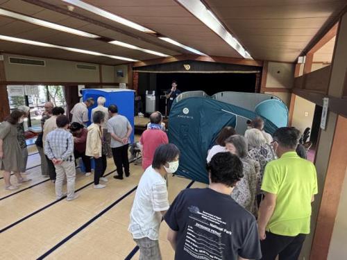 参加者が避難所用パーテーションや簡易トイレを組み立てている様子
