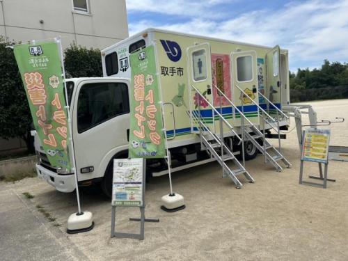 トイレトラックを展示している写真