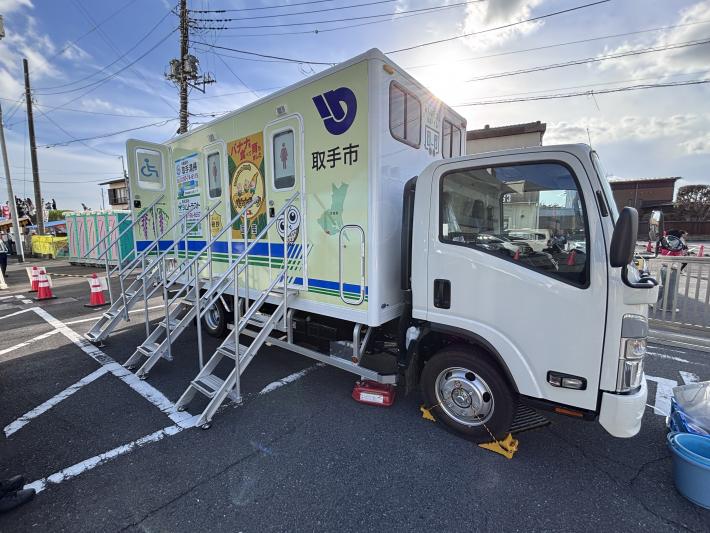 福祉会館駐車場にトイレトラックを展開している写真（運転席側）