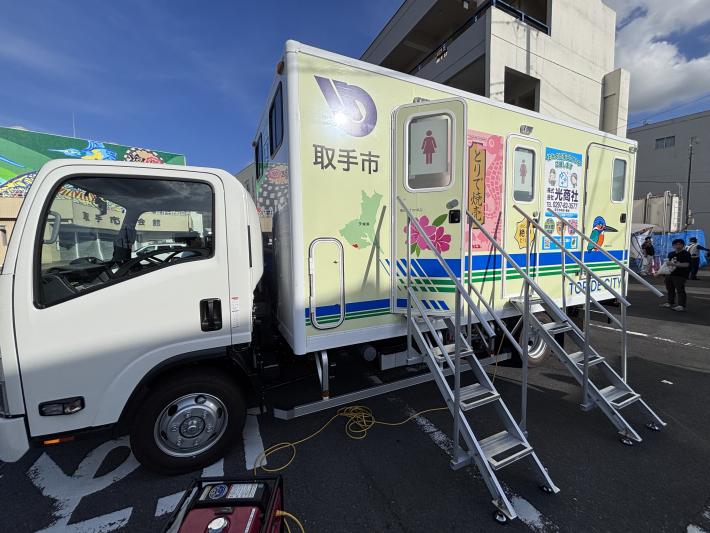 福祉会館駐車場にトイレトラックを展開している写真（助手席側）