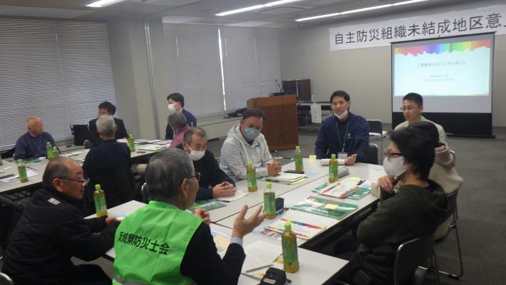 自主防災会長が手を使い、説明している様子