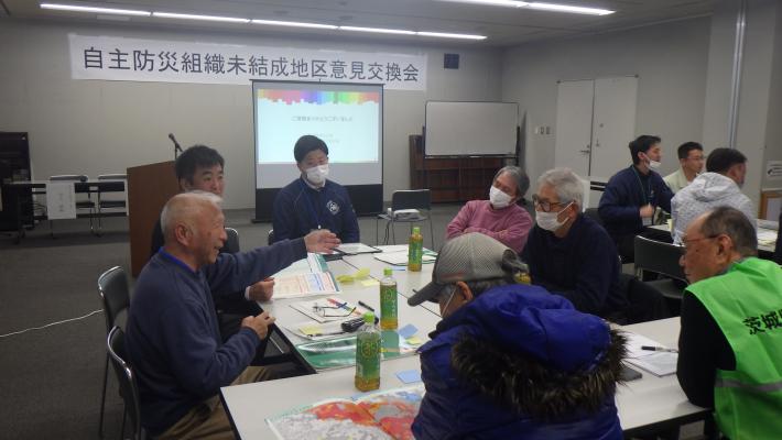 参加者が手を使い、説明している様子