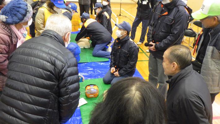 消防職員によるAED講習を行っている様子