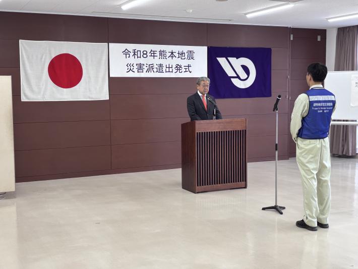 派遣職員が市長から激励の言葉をいただいている写真