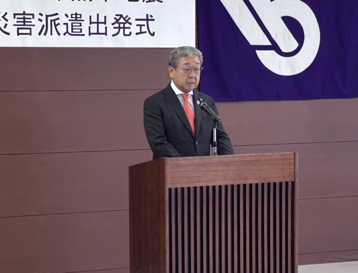 激励の言葉を贈っている市長の写真