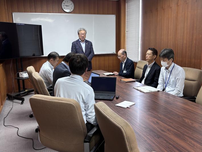 市長が派遣職員にねぎらいの言葉をかけている写真
