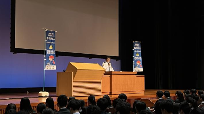 江戸川学園取手高等学校で講話する様子