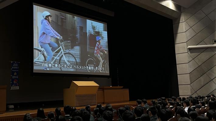 ヘルメット着用の重要性についての映像を視聴する様子