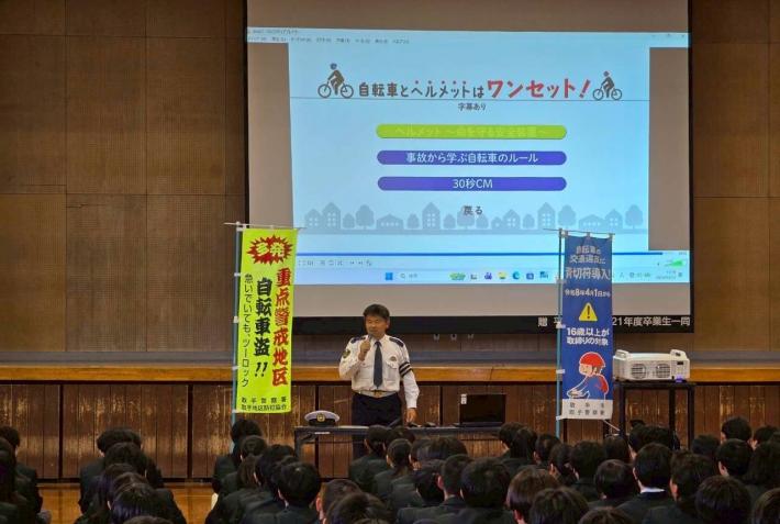藤代高等学校で講話する様子