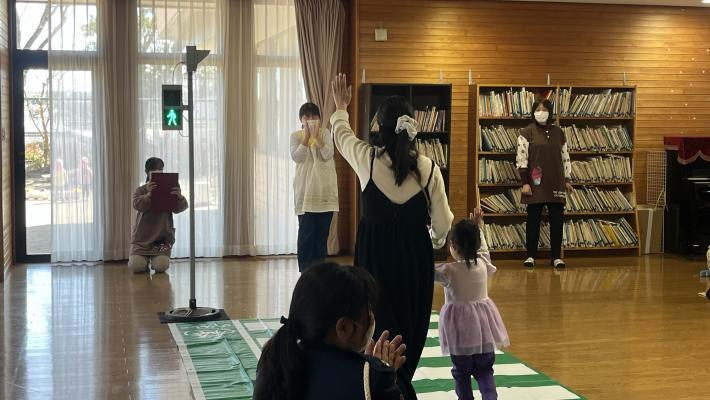 保育園において交通安全教室を実施している様子