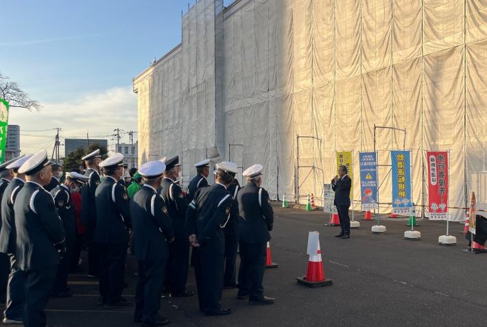 出陣式で市長が挨拶する様子