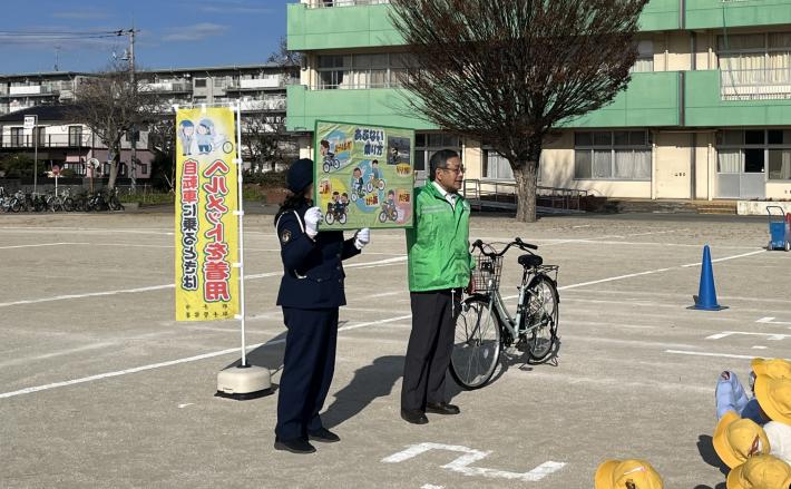 小学校において自転車交通安全教室を実施している様子