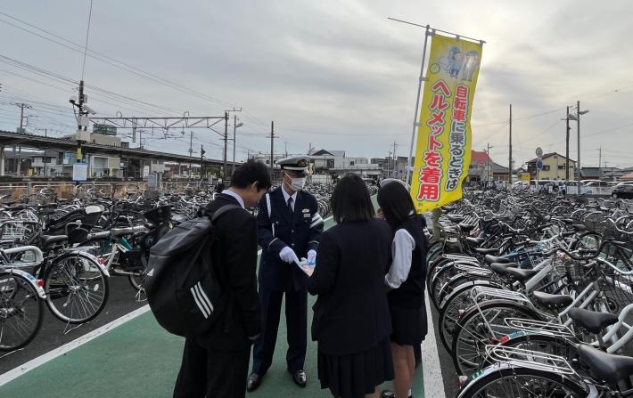 市内高校生にヘルメットの着用を呼びかける様子
