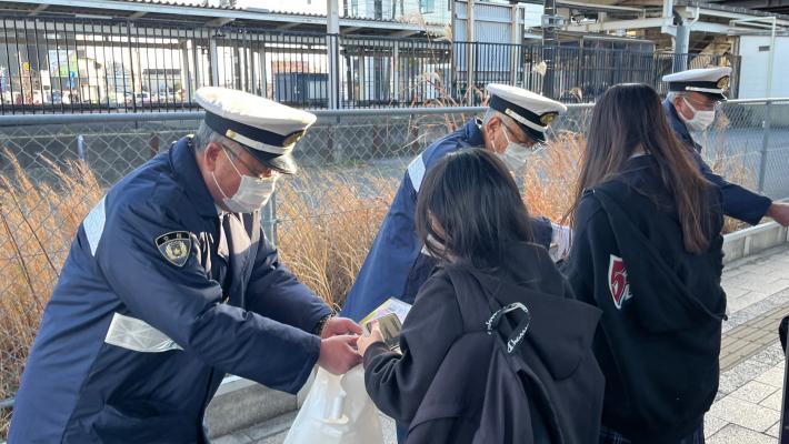 出陣式で教育長が挨拶する様子