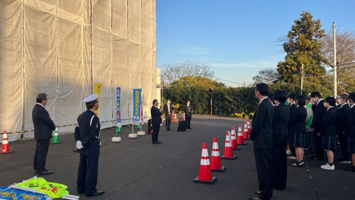 出陣式で教育長が挨拶する様子