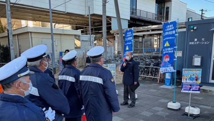 藤代駅北・南口街頭キャンペーンの出陣式で副市長が挨拶する様子