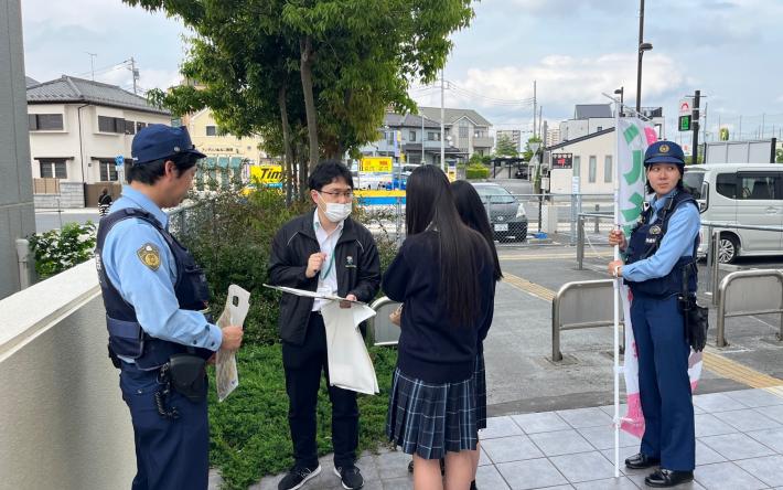  女子高校生にヘルメットの着用についてアンケート調査を行っている様子