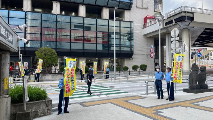 取手市交通安全推進指導隊がヘルメット着用を呼びかける様子