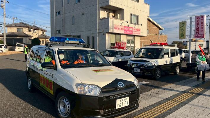 取手市防犯活動推進員が運転する青色防犯パトロール車がパトロールに出発する様子